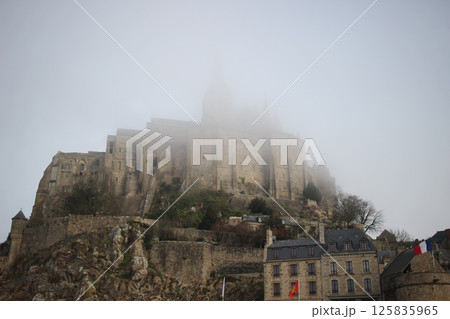 霧のモンサンミッシェル　モンサンミッシェル 125835965