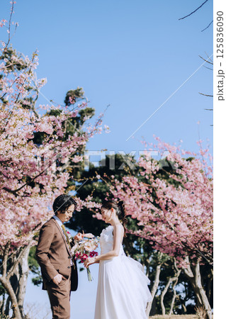 桜と前撮りウェディング撮影 125836090