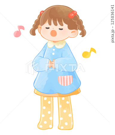 歌を歌う園児　女の子 125836141