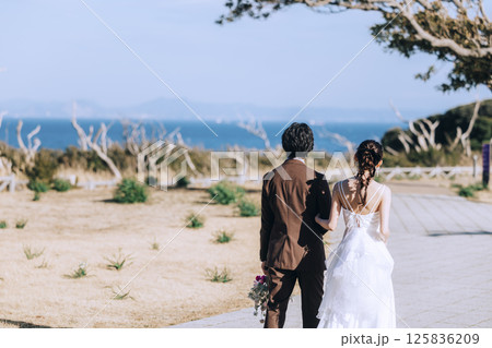城ヶ島でウェディング前撮りをする若いカップル 125836209