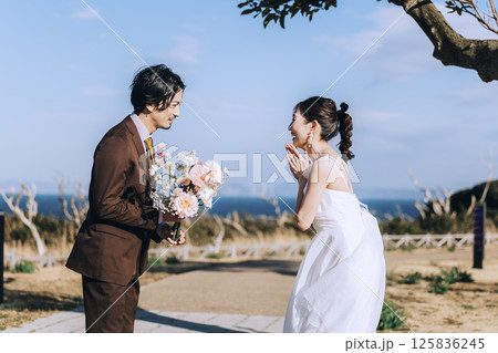 城ヶ島でウェディング前撮りをする若いカップル 城ヶ島でウェディング前撮りをする若いカップル 125836245