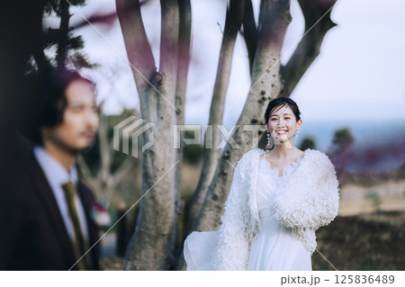 城ヶ島でウェディング前撮りをする若いカップル 城ヶ島でウェディング前撮りをする若いカップル 125836489