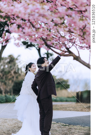 城ヶ島でウェディング前撮りをする若いカップル 城ヶ島でウェディング前撮りをする若いカップル 125836510