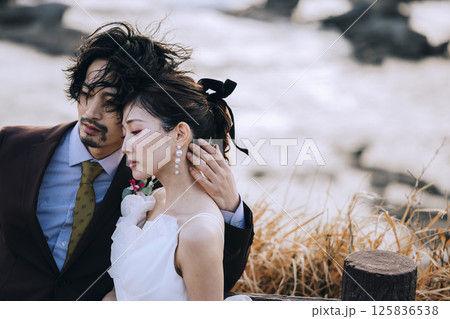 城ヶ島でウェディング前撮りをする若いカップル 125836538