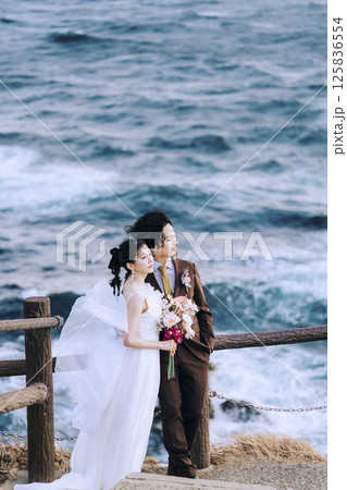 城ヶ島でウェディング前撮りをする若いカップル 城ヶ島でウェディング前撮りをする若いカップル 125836554