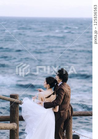 城ヶ島でウェディング前撮りをする若いカップル 125836563