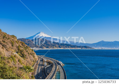 静岡市の薩埵峠から見る富士山と駿河湾(静岡県) 125836733