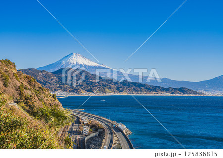 静岡市の薩埵峠から見る富士山と駿河湾(静岡県) 静岡市の薩埵峠から見る富士山と駿河湾(静岡県) 125836815