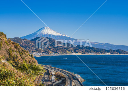 静岡市の薩埵峠から見る富士山と駿河湾(静岡県) 静岡市の薩埵峠から見る富士山と駿河湾(静岡県) 125836816