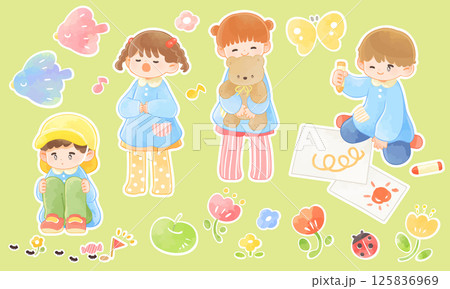 遊ぶ園児たちと可愛い水彩風イラストセット 125836969