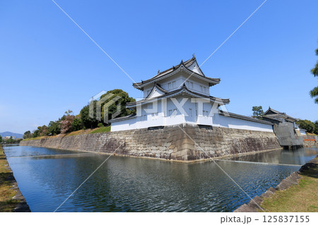 京都 春の二条城 東南隅櫓と東大手門 (京都府京都市中京区) 京都 春の二条城 東南隅櫓と東大手門 (京都府京都市中京区) 125837155