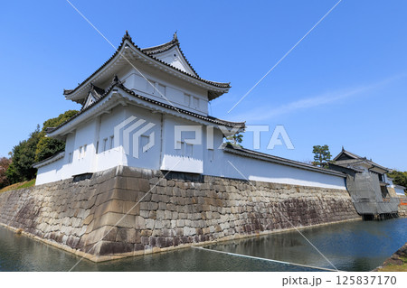 京都 春の二条城 東南隅櫓と東大手門 (京都府京都市中京区) 京都 春の二条城 東南隅櫓と東大手門 (京都府京都市中京区) 125837170