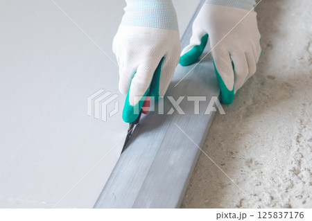 Cutting insulation for underfloor heating. 125837176