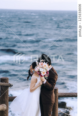 城ヶ島でウェディング前撮りをする若いカップル 城ヶ島でウェディング前撮りをする若いカップル 125838606