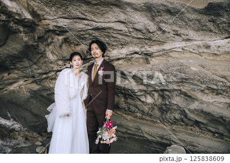 城ヶ島でウェディング前撮りをする若いカップル 城ヶ島でウェディング前撮りをする若いカップル 125838609