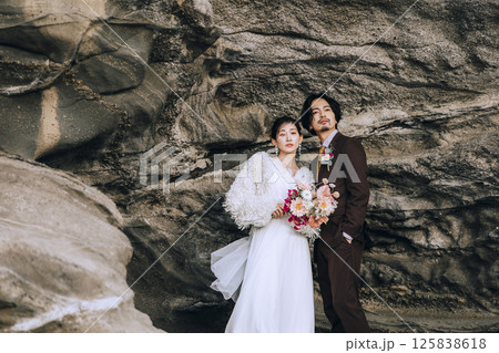 城ヶ島でウェディング前撮りをする若いカップル 125838618