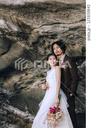 城ヶ島でウェディング前撮りをする若いカップル 城ヶ島でウェディング前撮りをする若いカップル 125838642