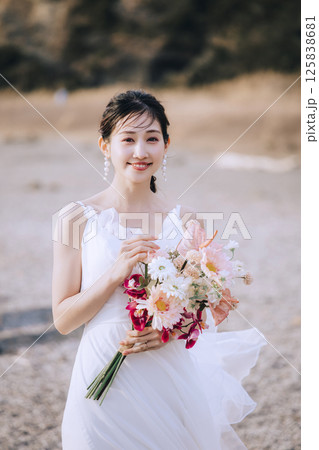 城ヶ島でウェディング前撮りをする若いカップル 125838681