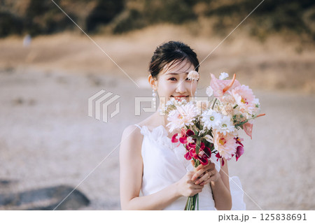 城ヶ島でウェディング前撮りをする若いカップル 125838691