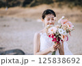 城ヶ島でウェディング前撮りをする若いカップル 125838692