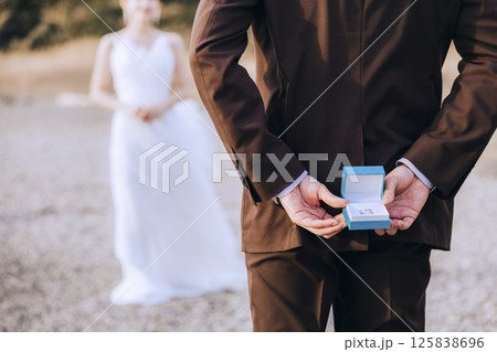 城ヶ島でウェディング前撮りをする若いカップル 125838696