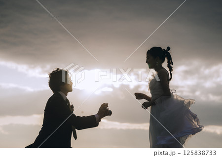 城ヶ島でウェディング前撮りする若いカップル 125838733