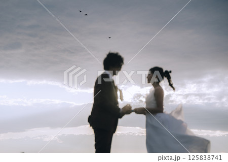 城ヶ島でウェディング前撮りする若いカップル 125838741