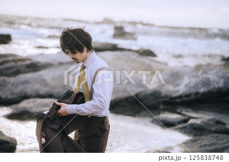 城ヶ島でウェディング前撮りする若いカップル 125838748