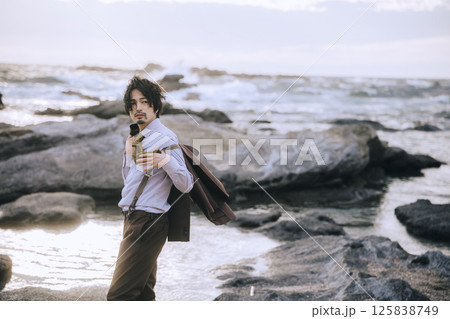 城ヶ島でウェディング前撮りする若いカップル 城ヶ島でウェディング前撮りする若いカップル 125838749