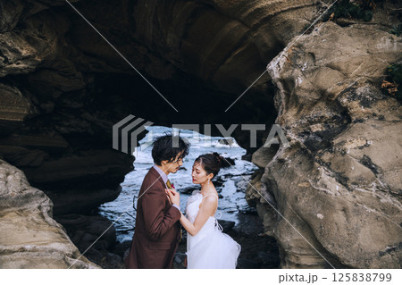 城ヶ島でウェディング前撮りする若いカップル 125838799