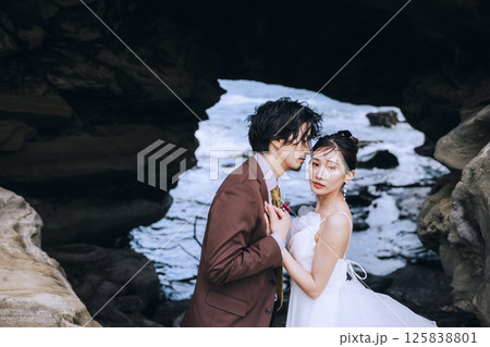 城ヶ島でウェディング前撮りする若いカップル 城ヶ島でウェディング前撮りする若いカップル 125838801