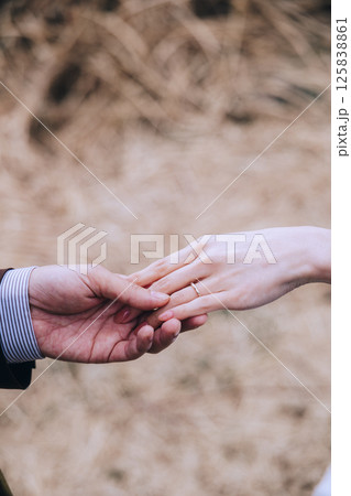 城ヶ島でウェディング前撮りをしている若いカップル 125838861