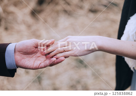 城ヶ島でウェディング前撮りをしている若いカップル 125838862