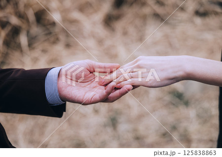 城ヶ島でウェディング前撮りをしている若いカップル 125838863