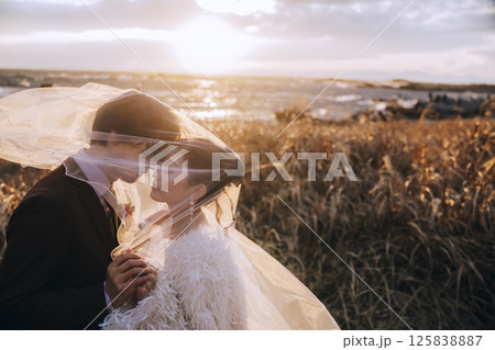 城ヶ島でウェディング前撮りをしている若いカップル 125838887
