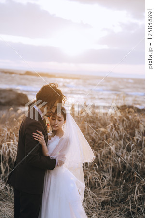 城ヶ島でウェディング前撮りをしている若いカップル 125838891