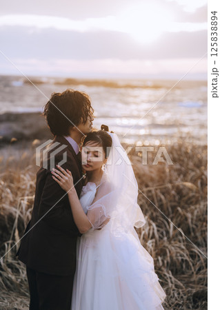 城ヶ島でウェディング前撮りをしている若いカップル 125838894