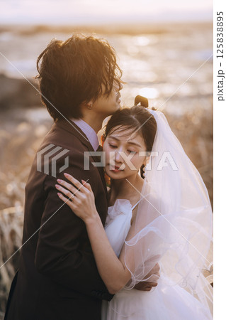 城ヶ島でウェディング前撮りをしている若いカップル 125838895