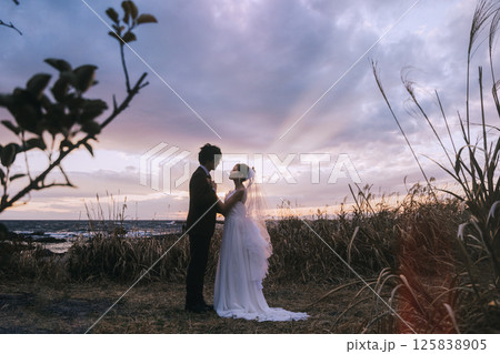 城ヶ島でウェディング前撮りをしている若いカップル 城ヶ島でウェディング前撮りをしている若いカップル 125838905