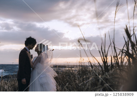 城ヶ島でウェディング前撮りをしている若いカップル 125838909
