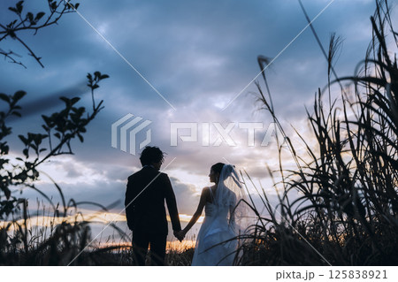 城ヶ島でウェディング前撮りをしている若いカップル 125838921