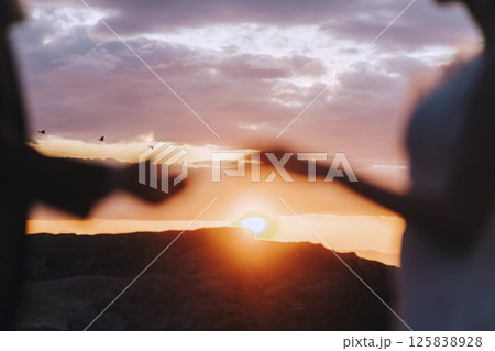 城ヶ島でウェディング前撮りをしている若いカップル 125838928