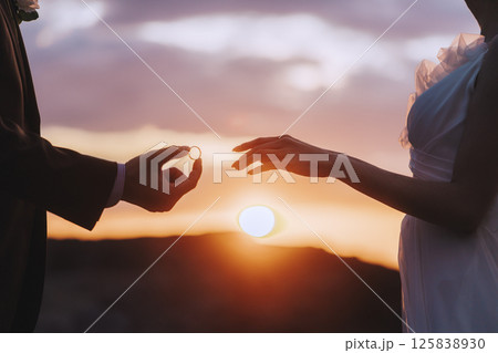 城ヶ島でウェディング前撮りをしている若いカップル 125838930