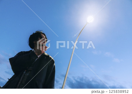 城ヶ島でウェディング前撮りをしている若いカップル 125838952