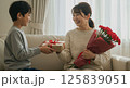 日本人の息子が母の日にカーネーションを贈る感謝の様子 125839051