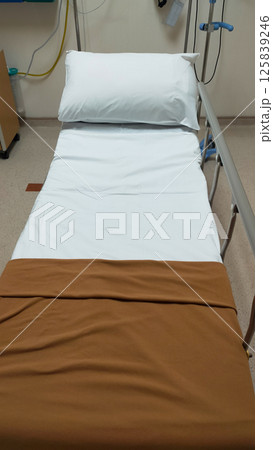 Clean and Organized Emergency Room with Medical Equipment and Bed in a Hospital Clean and Organized Emergency Room with Medical Equipment and Bed in a Hospital 125839246