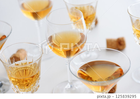 Set of glasses of yellow wine at wine tasting 125839295