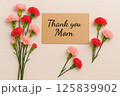 カーネーションと「Thank you Mom」のメッセージカード 125839902