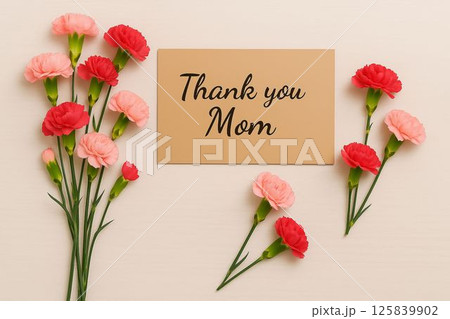 カーネーションと「Thank you Mom」のメッセージカード 125839902