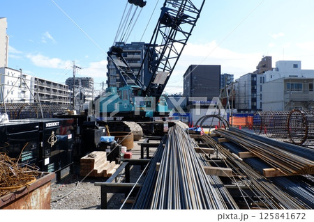 建設現場のクローラクレーン 125841672